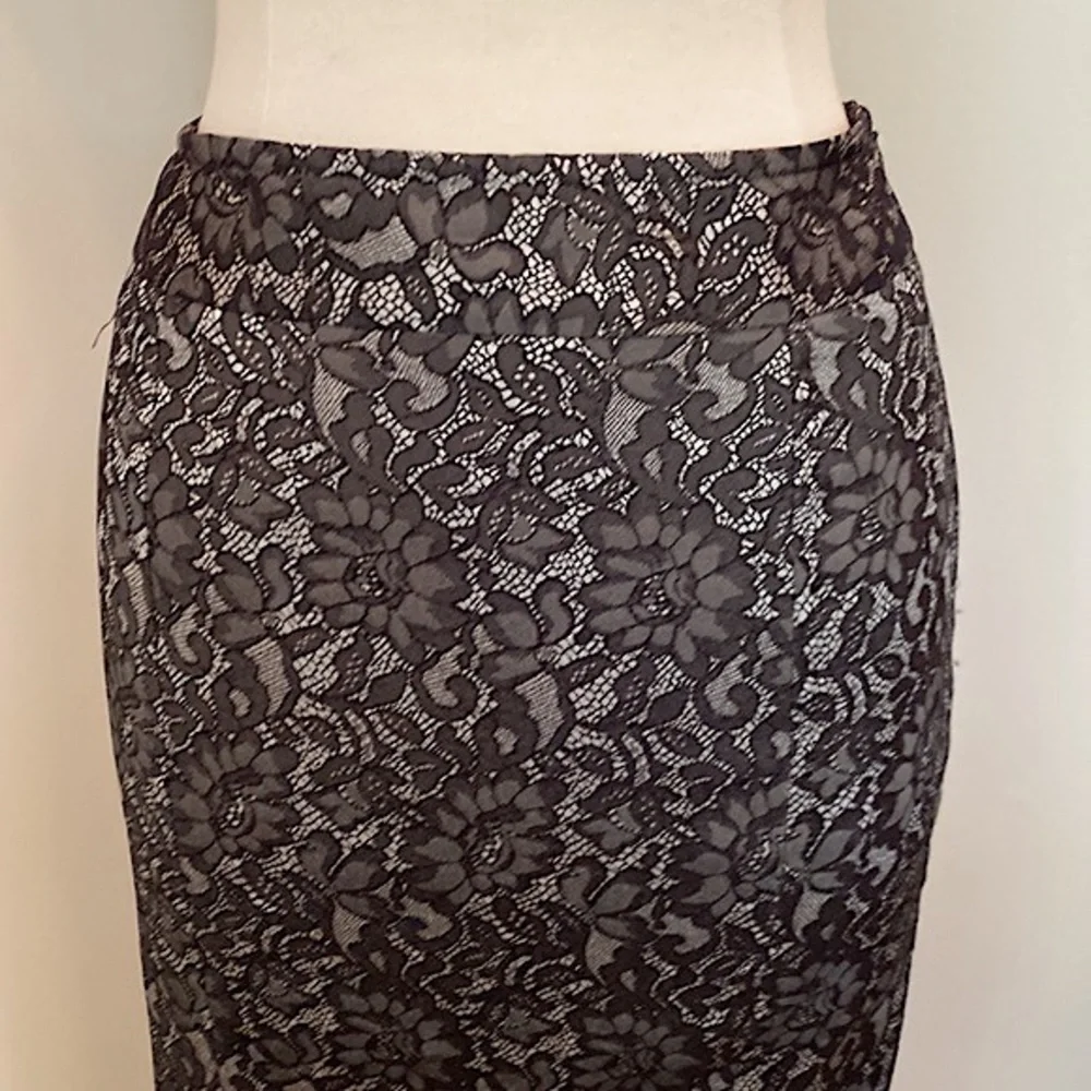 Worthington Stretch Black White Lace Print 4 Corporate Sleek Office Chic Skirt